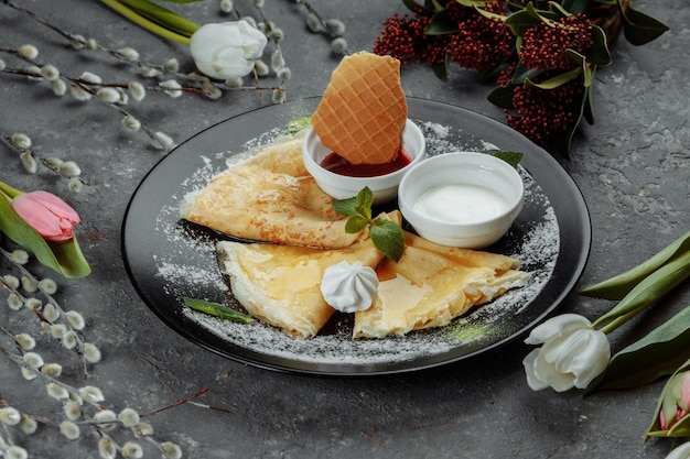 Frittelle con fragole e crema nera