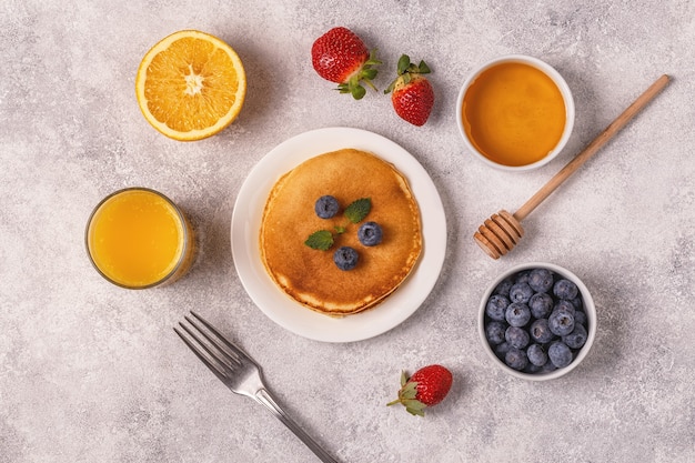 Frittelle con frutta, miele, noci.