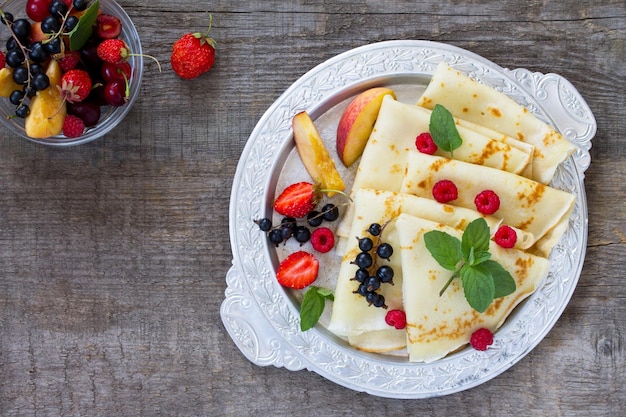 Frittelle con frutti di bosco freschi ribes fragole nettarine amarene e lamponi