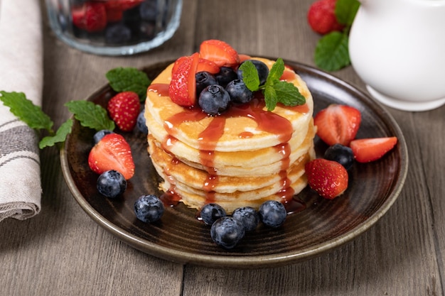 Frittelle con frutti di bosco freschi