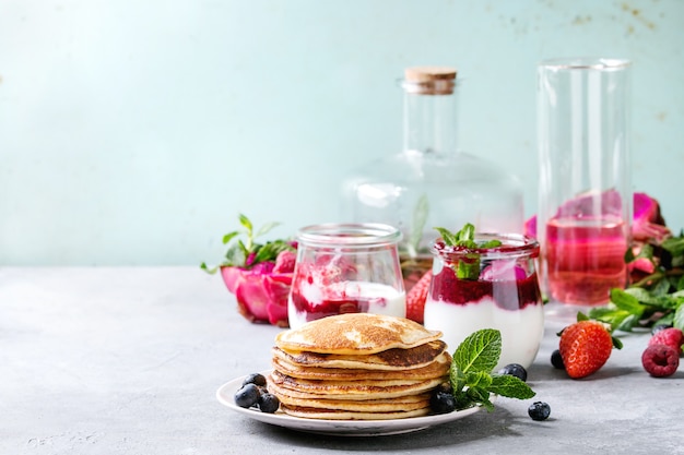 Frittelle con frutti di bosco