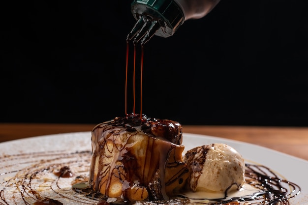 Frittelle con gelato sul piatto