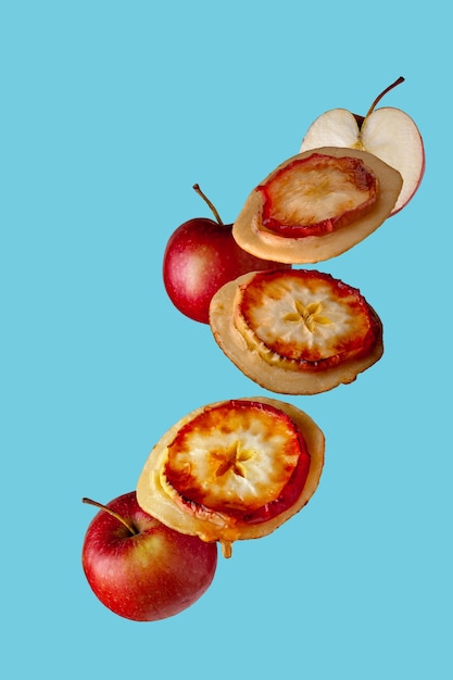 Frittelle con mele al forno cibo volante su sfondo blu