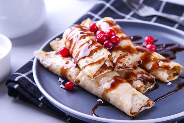 Frittelle con ricotta e mirtilli ricoperte di topping al cioccolato