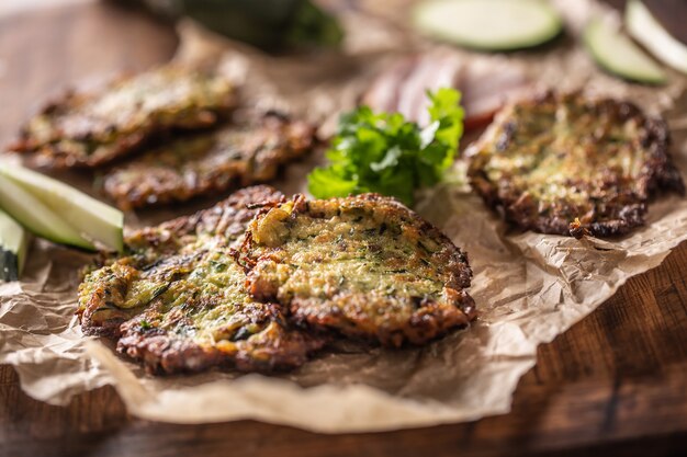 Frittelle croccanti di zucchine con pancetta prezzemolo erbe e altri ingredienti.