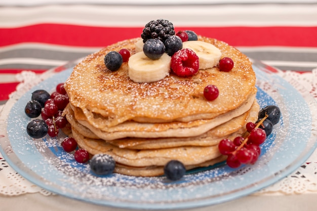 Frittelle di avena e banana con frutti di bosco