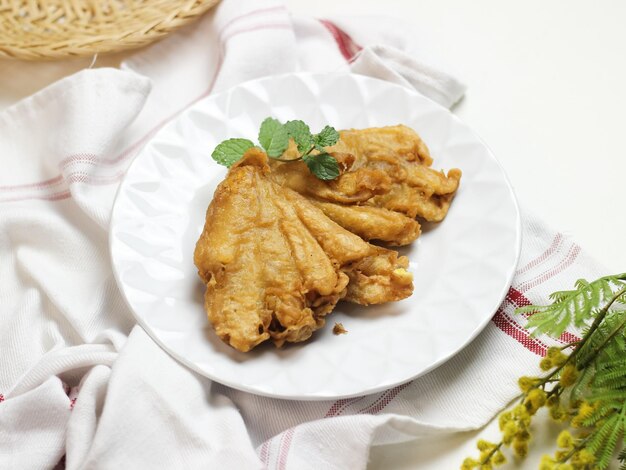 Frittelle di banane in piatto di ceramica bianca. In Indonesia si chiamava pisang goreng kipas