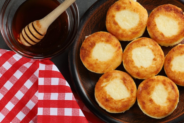 Frittelle di cagliata su un piatto nel villaggio Cibo delizioso tradizionale