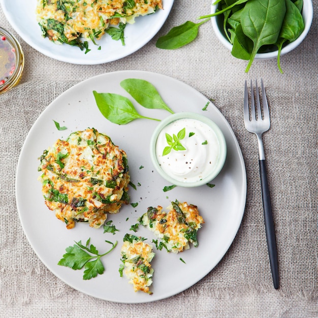 Frittelle di cavolo cappuccio e spinaci con salsa allo yogurt