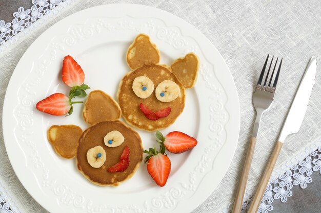 Frittelle di coniglio divertente con frutta