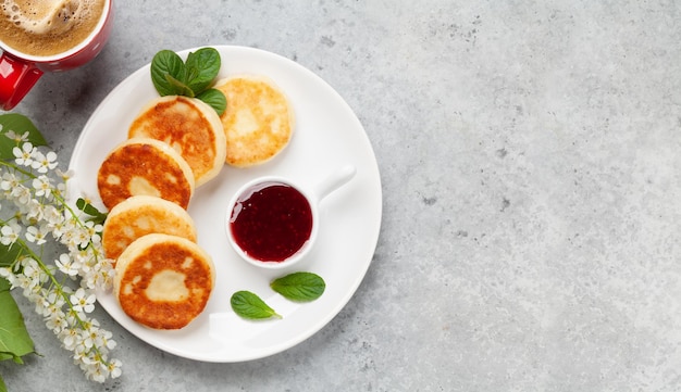 Frittelle di cottage con frutti di bosco