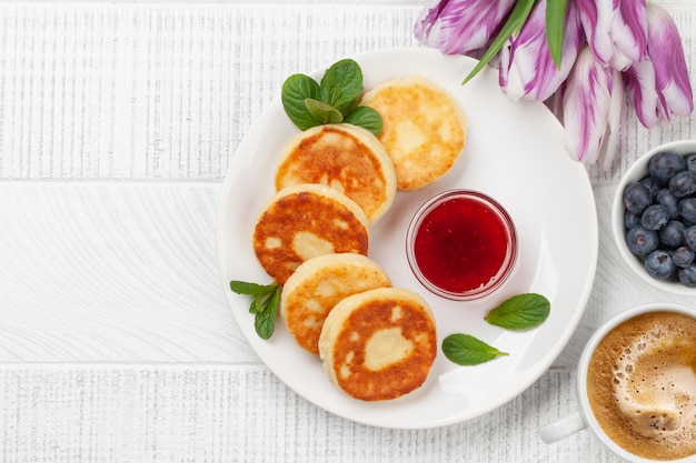 Frittelle di cottage con marmellata di panna acida e frutti di bosco