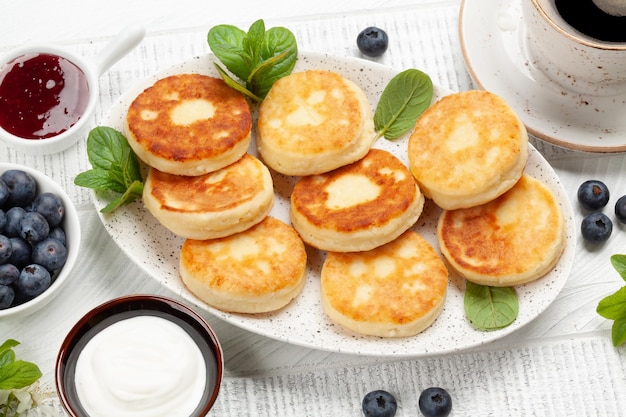 Frittelle di cottage con marmellata di panna acida e frutti di bosco