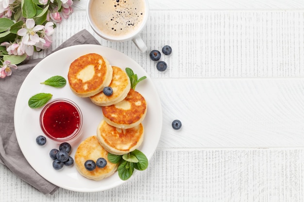 Frittelle di cottage con marmellata di panna acida e frutti di bosco