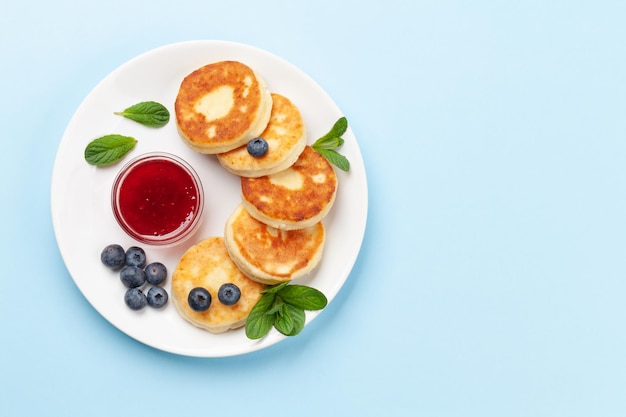 Frittelle di cottage con marmellata e frutti di bosco