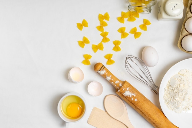 Frittelle di cottura su sfondo bianco vista dall'alto ingredienti per la realizzazione di un concetto di nutrizione naturale sana