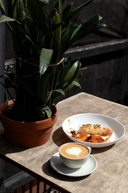 Frittelle di formaggio con cappuccino. Cheesecake con mandarini e caramello.