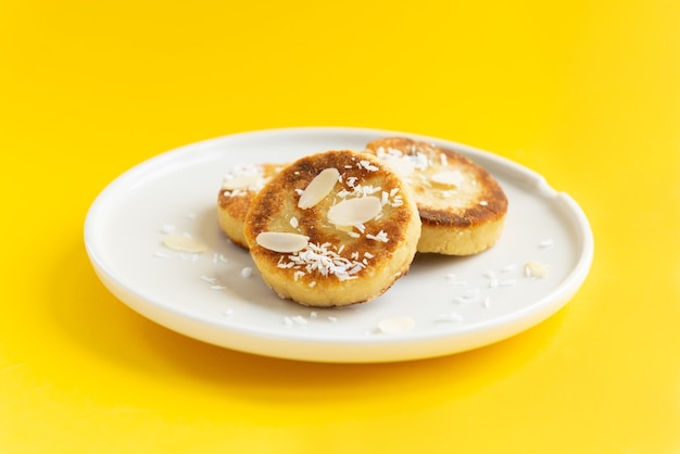 Frittelle di formaggio tofu su un piatto su sfondo giallo