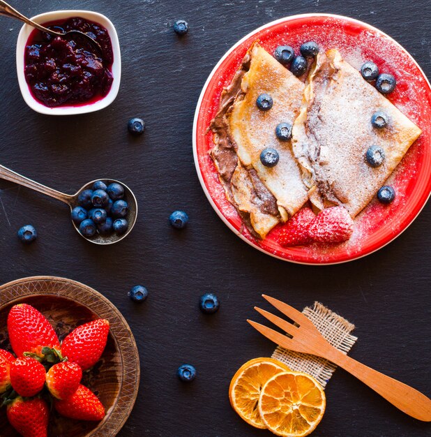 Frittelle Di Fragole Fresche O Crepes Con Bacche E Cioccolato