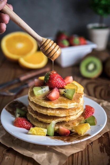 Frittelle di grano saraceno con frutti di bosco e miele.