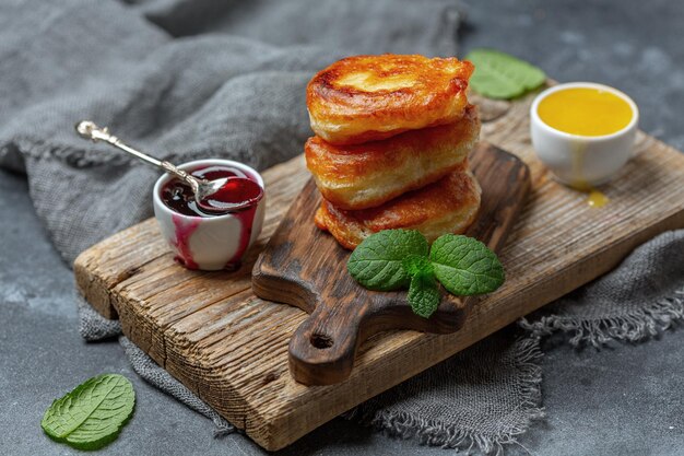 Frittelle di lievito gonfie con salsa ai frutti di bosco