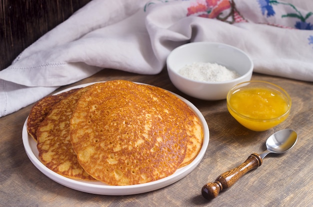 Frittelle di mais al cocco con miele. Stile rustico.