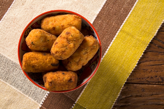 Frittelle di merluzzo, tapas tradizionali spagnole Bunuelos de Bacalao