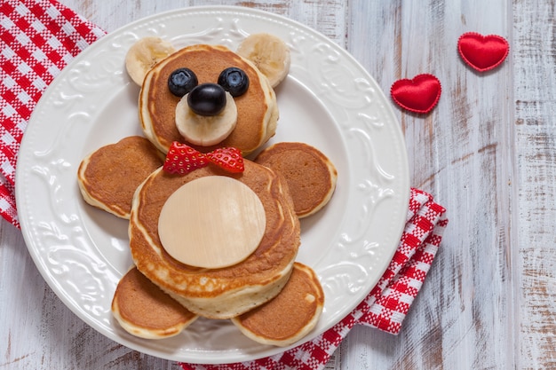 Frittelle di orso divertente con frutti di bosco per colazione