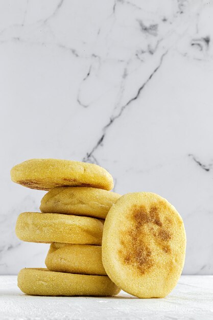 Frittelle di pane di semola di harcha fatte in casa Concetto halal Cibo arabo