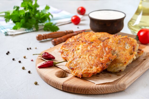 Frittelle di patate con panna acida. Piatto vegetariano.