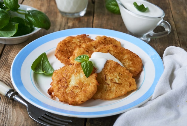 Frittelle di patate fritte con panna acida e basilico