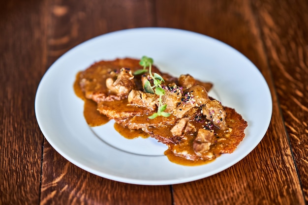 Frittelle di patate fritte con salsa gulasch