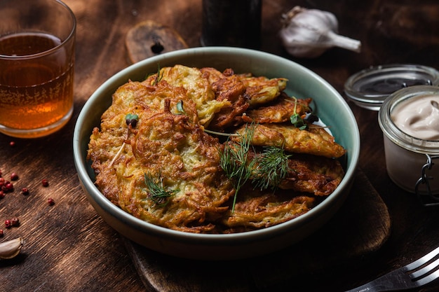 Frittelle di patate in una ciotola. Dranik.