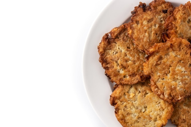 Frittelle di patate isolati su sfondo bianco