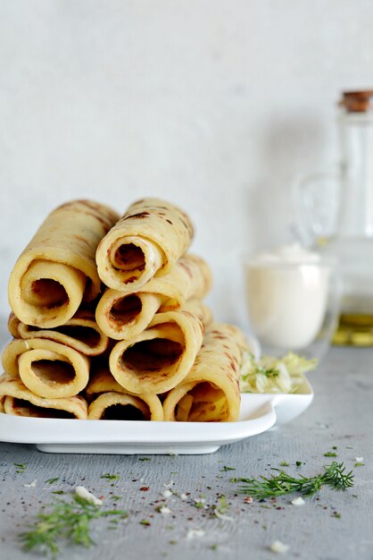 Frittelle di patate norvegesi Lefse su uno sfondo chiaro