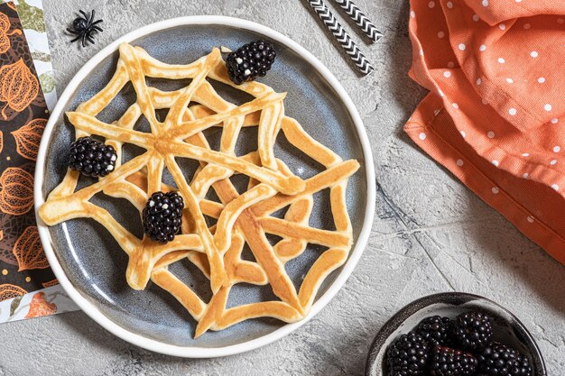 Frittelle di ragnatela con mora per la colazione di Halloween