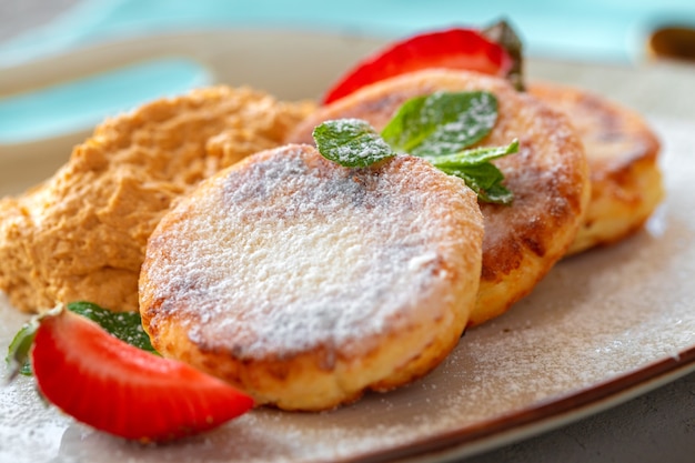 Frittelle di ricotta con fragole e zucchero a velo