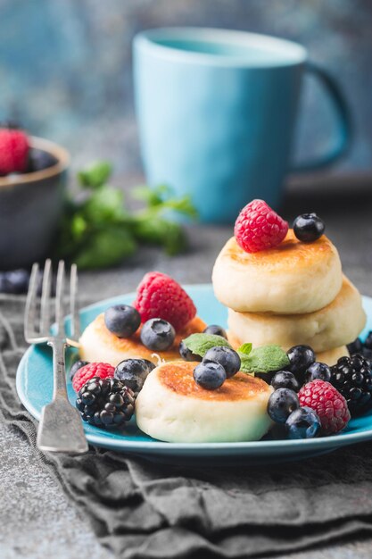 Frittelle di ricotta con frutti di bosco. Colazione salutare.