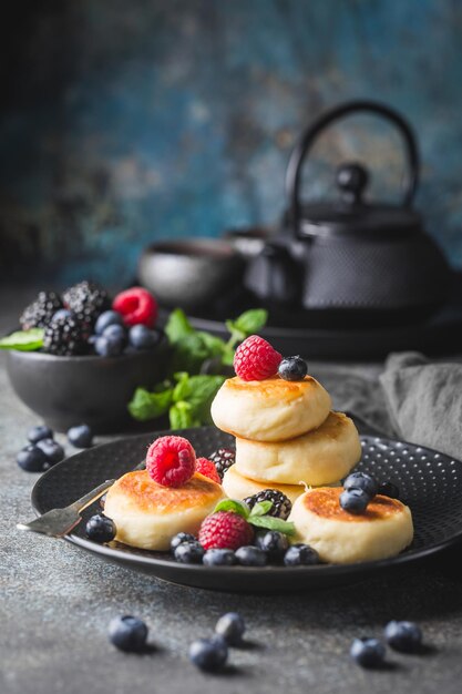 Frittelle di ricotta con frutti di bosco. Colazione salutare.