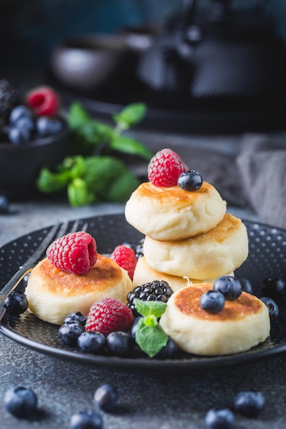 Frittelle di ricotta con frutti di bosco. Colazione salutare.