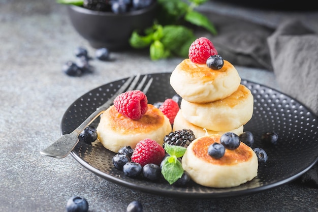 Frittelle di ricotta con frutti di bosco. Colazione salutare.