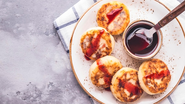 Frittelle di ricotta con marmellata Concetto di colazione sana Copia spazio spazio testo