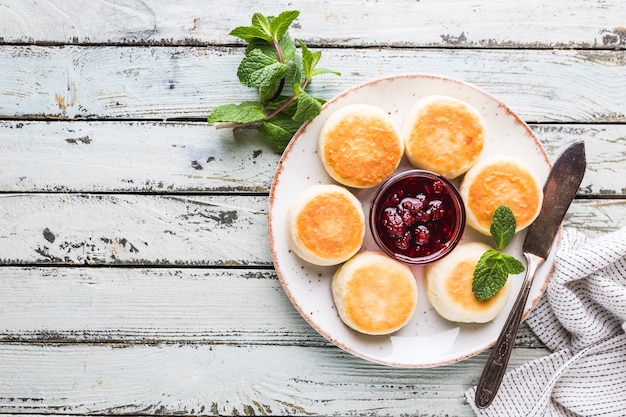 Frittelle di ricotta con marmellata e menta, vista dall'alto. Colazione salutare.