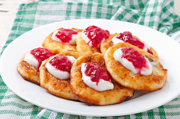 Frittelle di ricotta con panna acida e marmellata di lamponi