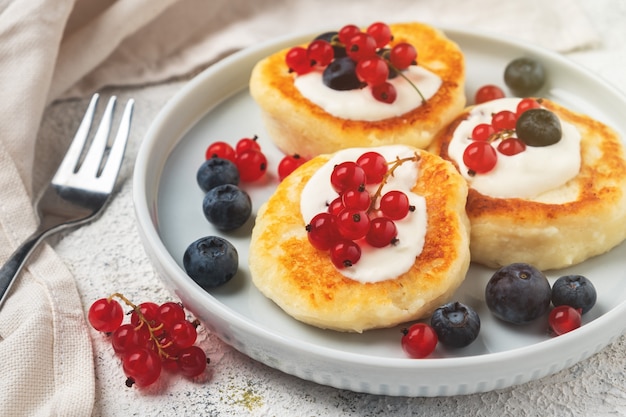 Frittelle di ricotta con ribes e mirtillo