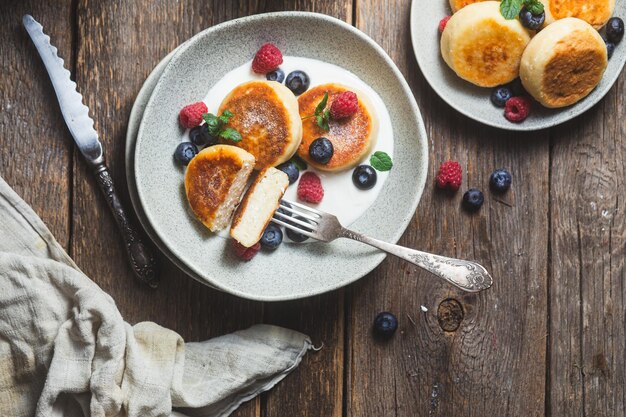 Frittelle di ricotta con salsa cremosa di lamponi e mirtilli