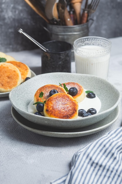 Frittelle di ricotta con salsa di panna e mirtilli