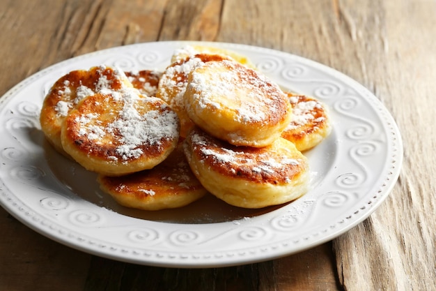 Frittelle di ricotta nel piatto sul primo piano della tavola di legno