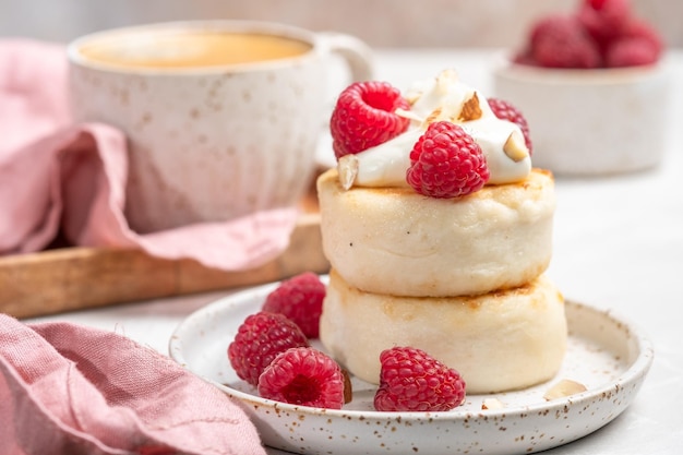 Frittelle di ricotta o syrniki con lamponi