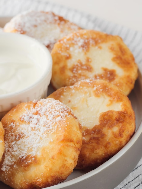 Frittelle di ricotta syrniki su sfondo chiaro Copia spazio